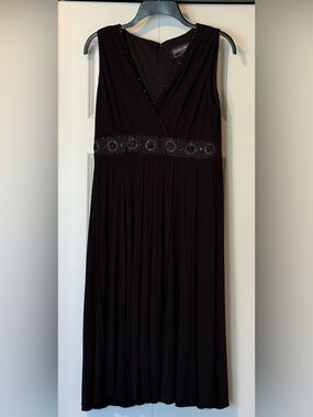 Jessica Howard Black Sleeveless V-Neck Midi Dress with Embellished Waist
